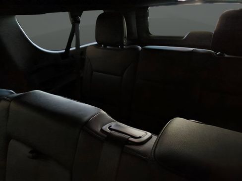 Used 2025 Chevrolet Suburban Z71 image 35