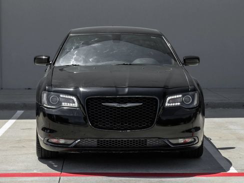 Used 2019 Chrysler 300 S RWD image 5
