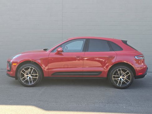 Certified 2025 Porsche Macan image 2