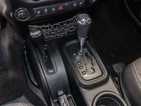 Used 2018 Jeep Wrangler Unlimited Sahara w/ Connectivity Group AWD/4WD image 20