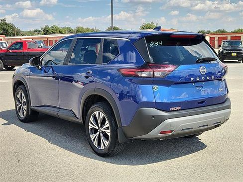 Used 2023 Nissan Rogue SV image 3