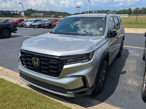 Used 2025 Honda Pilot TrailSport image 3