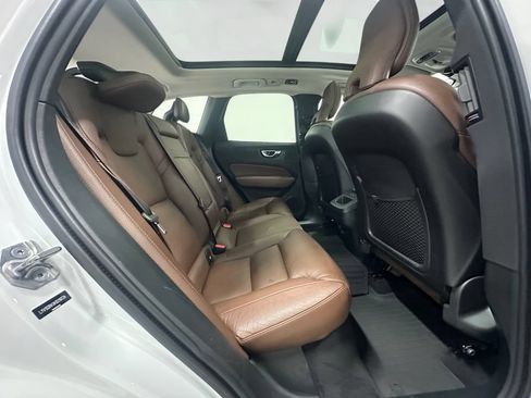 Used 2019 Volvo XC60 T5 Momentum w/ Multimedia Package AWD/4WD image 17