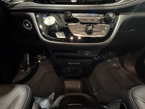 New 2026 Chrysler Pacifica Select image 11