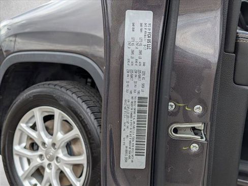 Used 2018 Jeep Cherokee Latitude Plus w/ Comfort/Convenience Group image 25