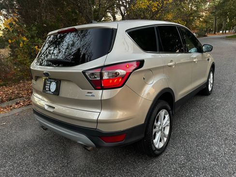 Used 2017 Ford Escape SE image 4