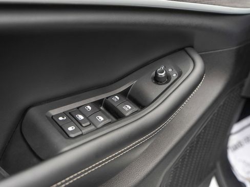 Used 2023 Jeep Grand Cherokee L Limited w/ Luxury Tech Group II image 15