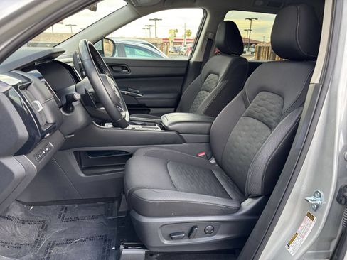 Used 2025 Nissan Pathfinder SV FWD image 28