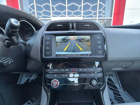 Used 2017 Jaguar XE Premium image 14