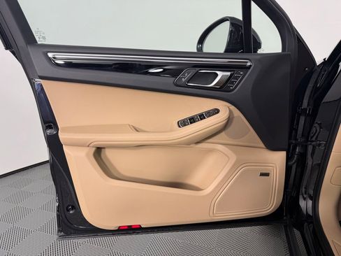 Certified 2025 Porsche Macan image 22