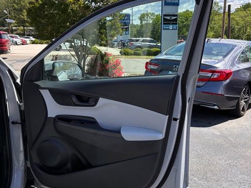 Used 2023 Hyundai Kona SEL AWD/4WD image 48