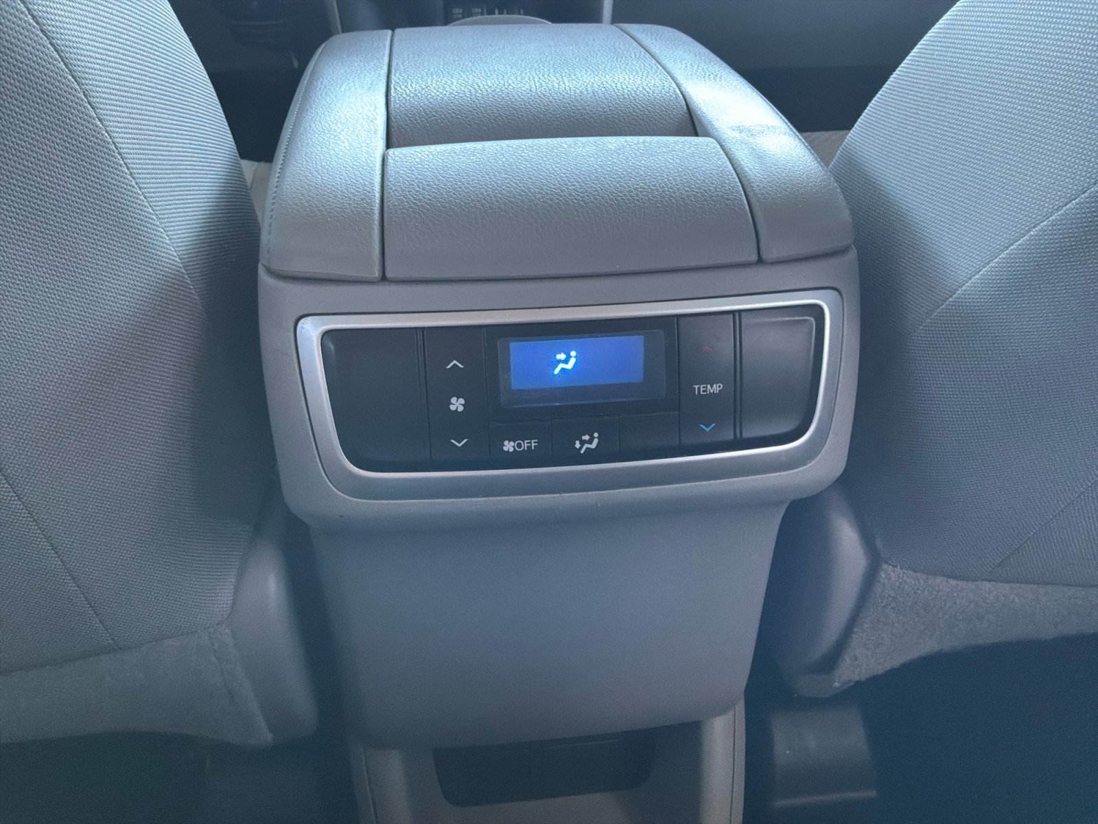 Used 2018 Toyota Highlander LE FWD image 23