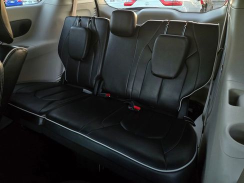 Used 2023 Chrysler Pacifica Limited image 13