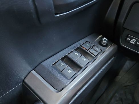 Used 2020 Toyota Tacoma SR5 w/ SR5 Appearance Package (SM) image 15