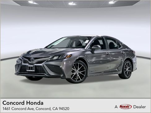 Used 2023 Toyota Camry SE image 1