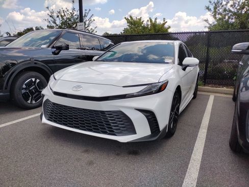 Used 2025 Toyota Camry SE FWD image 3