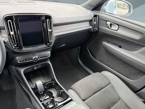 Certified 2025 Volvo XC40 B5 Plus image 25