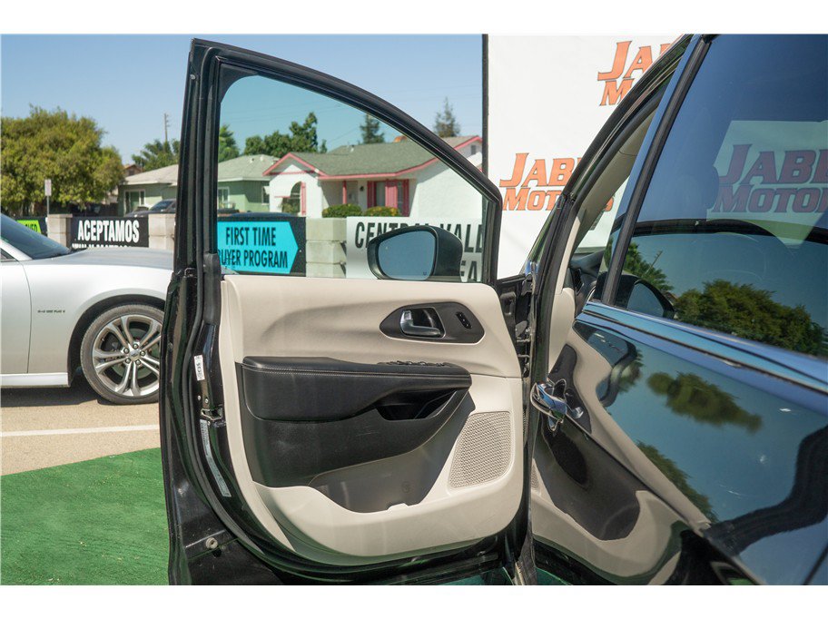 Used 2023 Chrysler Pacifica Touring-L FWD image 31