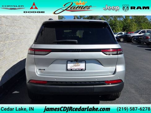 Used 2023 Jeep Grand Cherokee Altitude AWD/4WD image 4