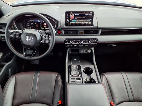 Certified 2025 Honda Pilot Black Edition image 4