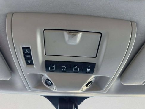 Used 2016 Chrysler Town & Country Touring-L FWD image 31