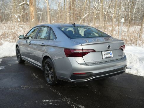 Used 2022 Volkswagen Jetta SE w/ Panoramic Sunroof Package image 5