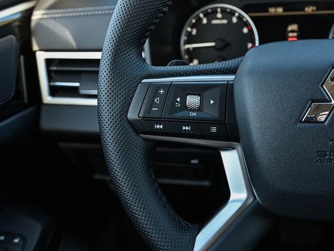 New 2025 Mitsubishi Outlander SE image 21