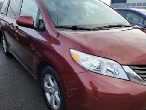Used 2012 Toyota Sienna LE w/ Towing Pkg image 8