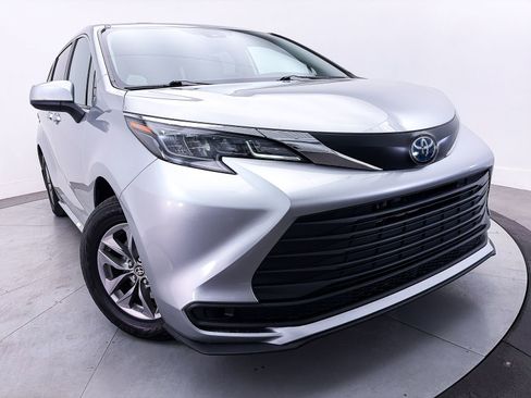 Used 2025 Toyota Sienna XLE FWD image 9