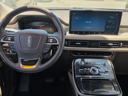 Used 2022 Lincoln Nautilus FWD w/ Premium Package image 12