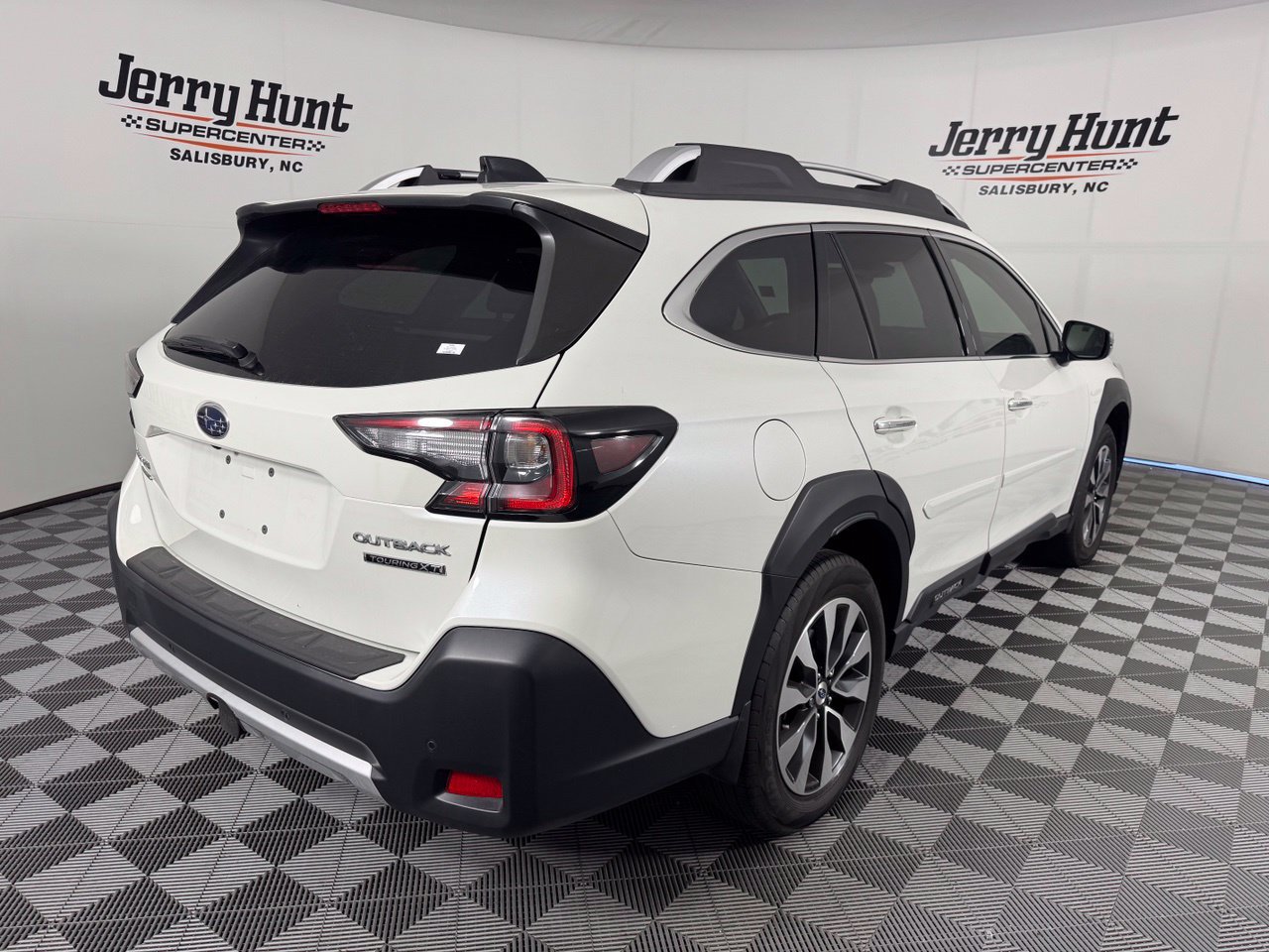 Used 2023 Subaru Outback Touring XT w/ Tech Package 2 AWD/4WD image 7