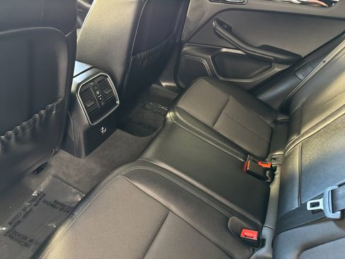 Certified 2025 Porsche Macan image 14