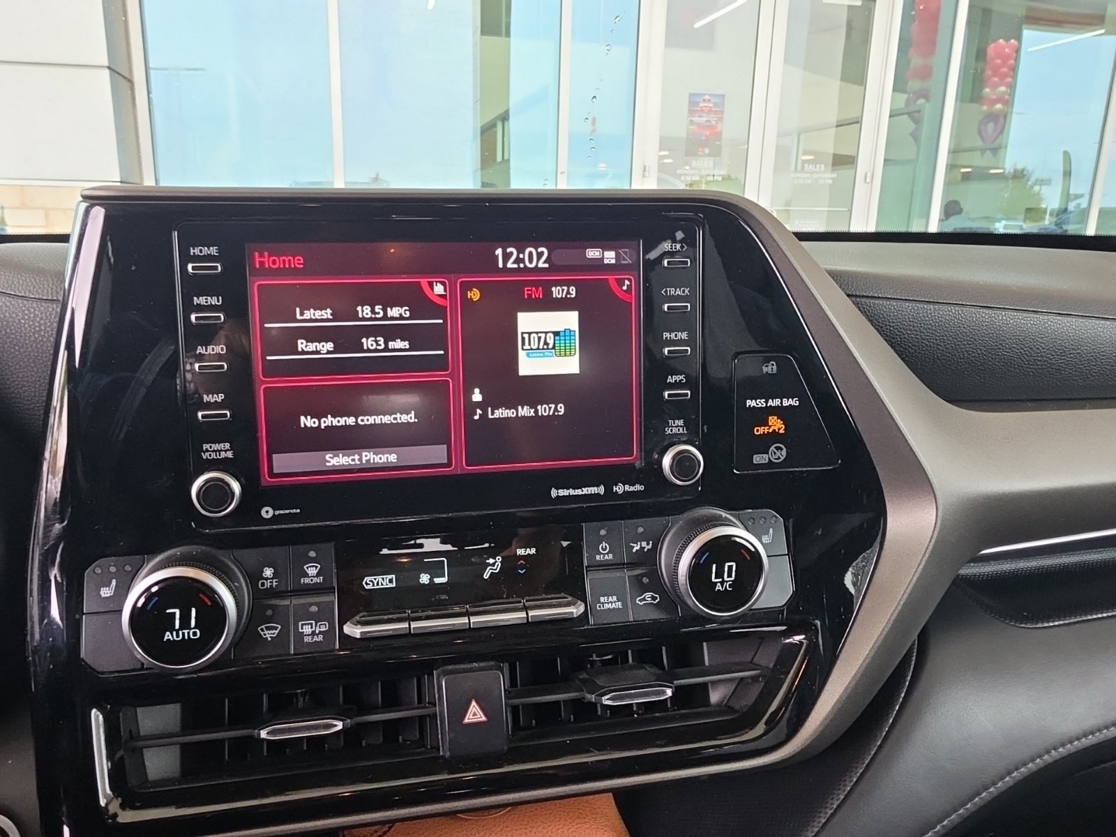 Used 2021 Toyota Highlander XLE AWD/4WD image 10