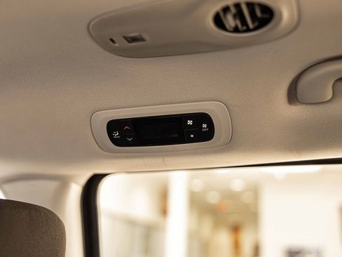 Used 2022 Chrysler Voyager LX image 38