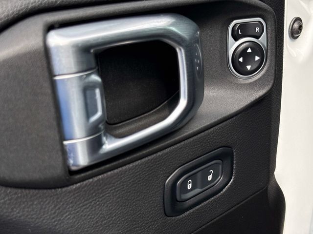 Used 2023 Jeep Gladiator Rubicon w/ LED Lighting Group AWD/4WD image 15