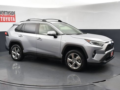 Used 2021 Toyota RAV4 XLE Premium AWD/4WD image 6