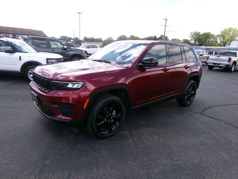 Used 2023 Jeep Grand Cherokee Altitude AWD/4WD image 6