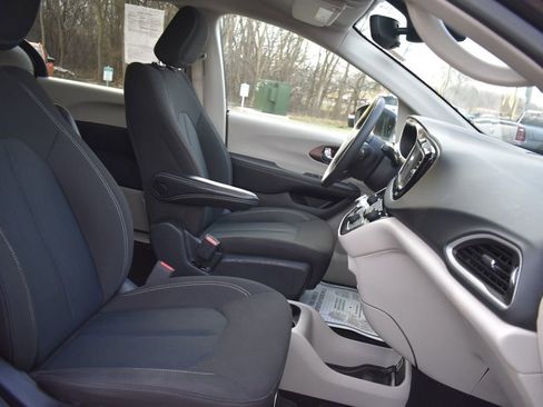 Used 2023 Chrysler Voyager LX image 15