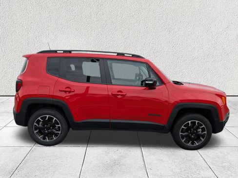 Used 2023 Jeep Renegade Latitude AWD/4WD image 2
