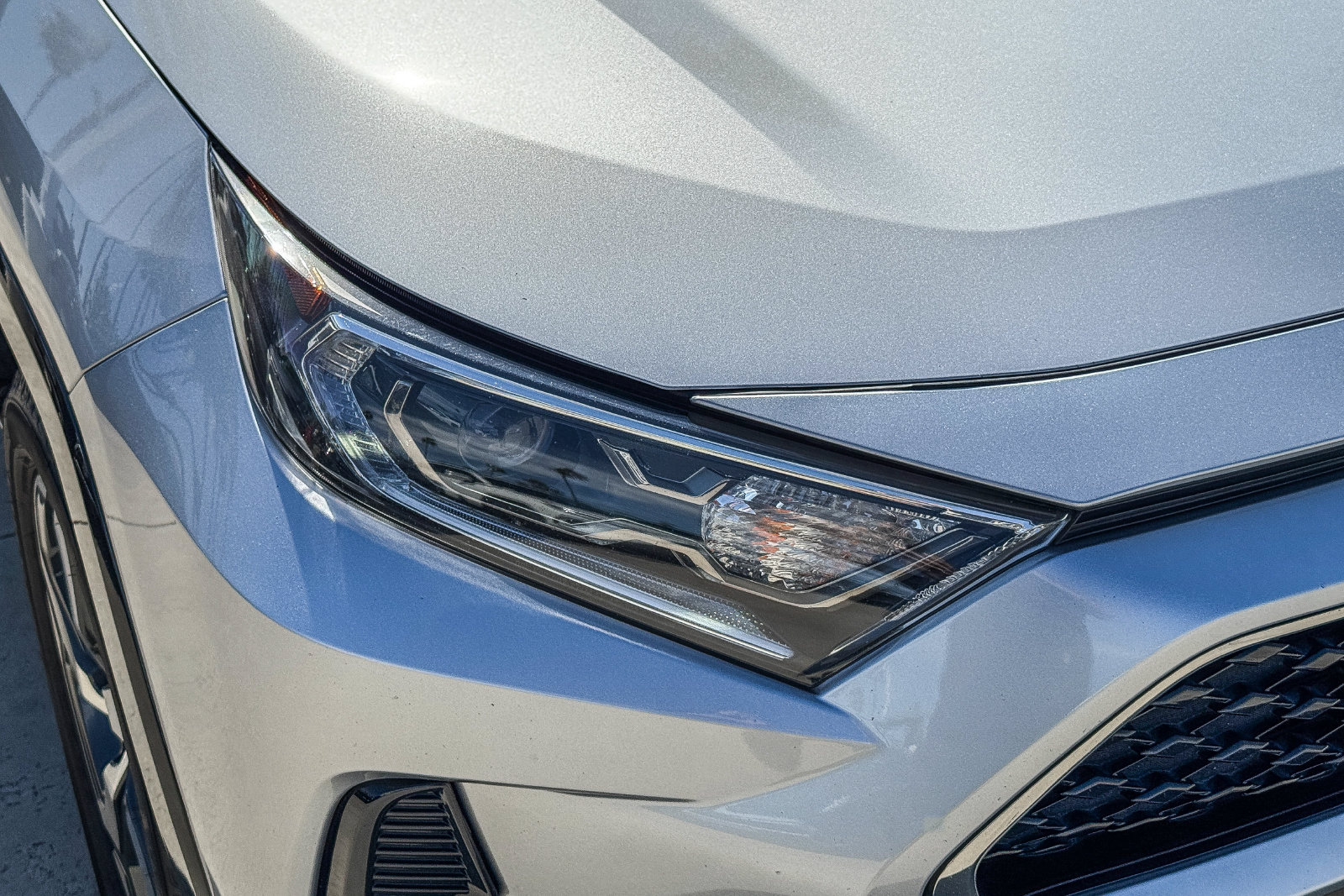 Used 2021 Toyota RAV4 SE w/ Weather & Moonroof Package AWD/4WD image 4