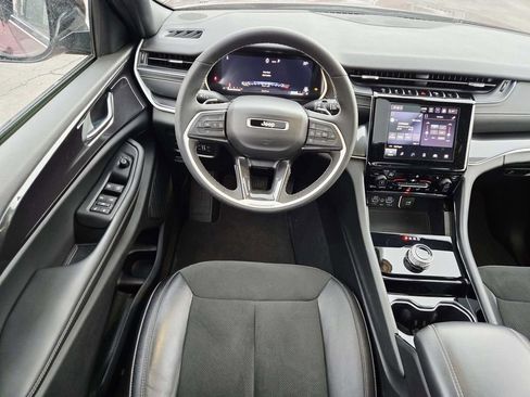 Used 2023 Jeep Grand Cherokee Altitude image 11