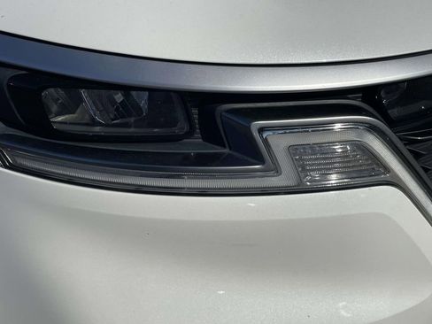 Used 2024 Kia Carnival LX image 9