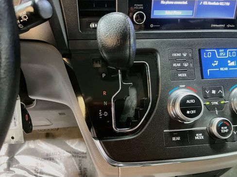 Used 2019 Toyota Sienna LE FWD image 16