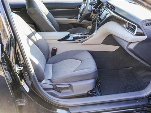 Used 2018 Toyota Camry LE image 28