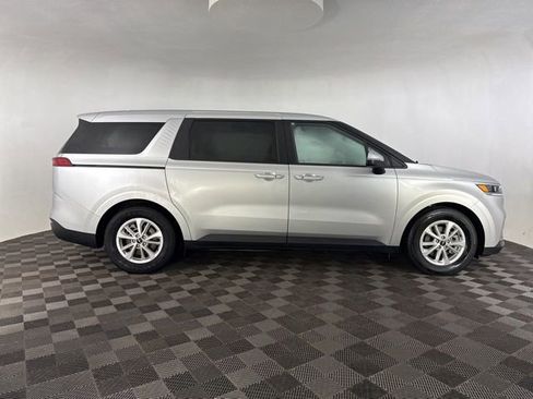 Used 2023 Kia Carnival LX image 6