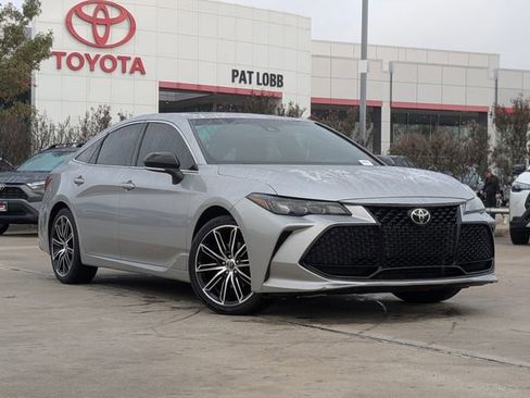 Used 2019 Toyota Avalon XSE image 2