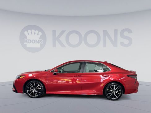 Used 2024 Toyota Camry SE image 2