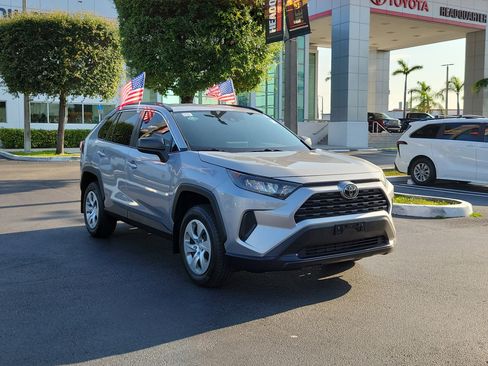Used 2020 Toyota RAV4 LE FWD image 2