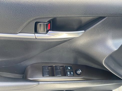 Used 2022 Toyota Camry SE image 18