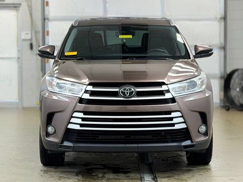 Used 2018 Toyota Highlander XLE FWD image 2